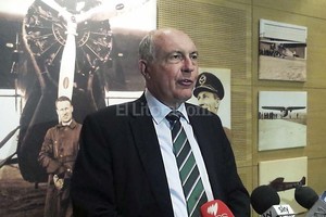 ELLITORAL_129836 |  EFE El viceprimer ministro australiano, Warren Truss, informó hoy que los restos del avión encontrados en una isla del océano Índico se hallan en las coordenadas donde los expertos creen que desapareció el vuelo MH370 de Malaysia Airlines en 2014.