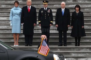 ELLITORAL_171884 |  Gary Hershorn / DPA. El presidente de EE.UU., Donald Trump, y su esposa Melania aguardan la llegada de la limusina el 20 de enero, en las escaleras del Capitolio en Washington, junto al vicepresidente Mike Pence y su mujer Karen.