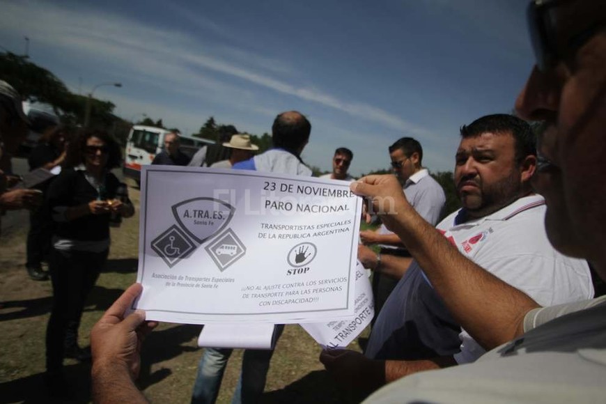 ELLITORAL_166573 |  Pablo Aguirre Movilizados. Los transportistas especiales de Santa Fe se concentraron esta mañana para definir la modalidad de protesta a realizar el próximo miércoles.