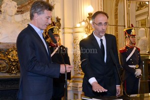 DyN El presidente le tomó juramente ayer al Procurador del Tesoro, Carlos Balbin.