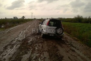 Gentileza vecinos Chaco Chico. Intransitable. Los vecinos de la zona de la costa del paraje enviaron gran cantidad de imágenes como ésta, que muestran el deterioro del camino de acceso y muchos vehículos empantanados.