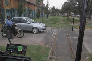 ELLITORAL_147150 |  Flavio Raina Todavía falta tiempo para que los santafesinos se adapten al tránsito de este nuevo servicio de transporte. Como se observa en la imagen, los vehículos frenan a veces muy cerca del paso del tren.