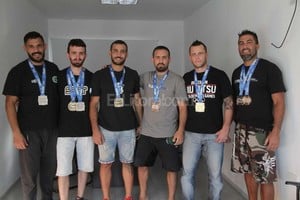 ELLITORAL_166153 |  Luis Cetraro De izquierda a derecha, Claudio Puebla, Matías González, Nicolás Cocuccio, Juan Pinto (profesor) Alexis Venturino, presea dorada, y Diego Torres.