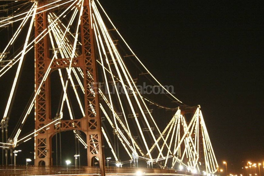 ELLITORAL_157117 |  Archivo El Litoral/Flavio Raina. Diciembre de 2004. Bajo el concepto de los  hilos lumínicos , que hacían foco en los cables del puente, el entonces intendente Martín Balbarrey renovó la iluminación del símbolo de la ciudad.