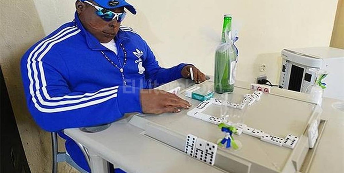 Velorio inusual: jugando al dominó en un bar 