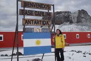 Gentileza entrevistada Nabte en el cartel de bienvenida de la Base Carlini, en una de sus temporadas invernales.