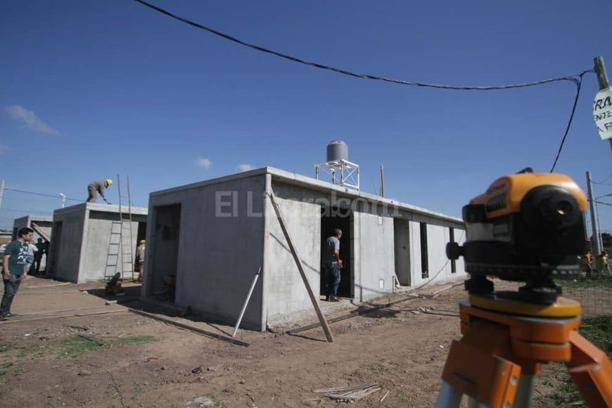 ELLITORAL_167771 |  Pablo Aguirre Premoldeados. Los bloques de hormigón que conforman las paredes y techos se unen para dar forma a los módulos habitacionales.