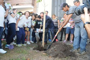 ELLITORAL_124638 |  Flavio Raina En el barrio Sur, los chicos de la Escuela Belgrano participaron del acto y plantaron ejemplares de acer negundo y flores en Urquiza y Uruguay.