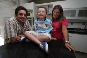 Mauricio Garin Gigante gitano. Bautista posó para El Litoral con la camiseta del club Crai, que le regalaron jugadores de la primera división mientras estuvo en el hospital. Desde pequeño concurre a la escuelita de rugby de la institución deportiva. Gracias al club, ahí también lo contienen mucho , dijo Gustavo.