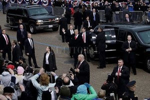 ELLITORAL_171618 |  eldiario.es En un momento del trayecto, Trump, Melania y su hijo Barron se bajaron del vehículo y caminaron unos metros saludando a la gente que los celebraba