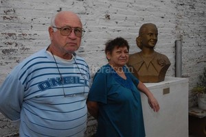 Flavio Raina Solidarios. Los Comuzzi son un matrimonio muy conocido en la jurisdicción por su labor cotidiana de ayudar a quienes lo necesitan. Dicen continuar el legado de quien admiran desde siempre: Eva Perón.