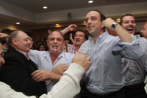 Mauricio Garín Abrazos, papelitos y sonrisas en el FPCyS