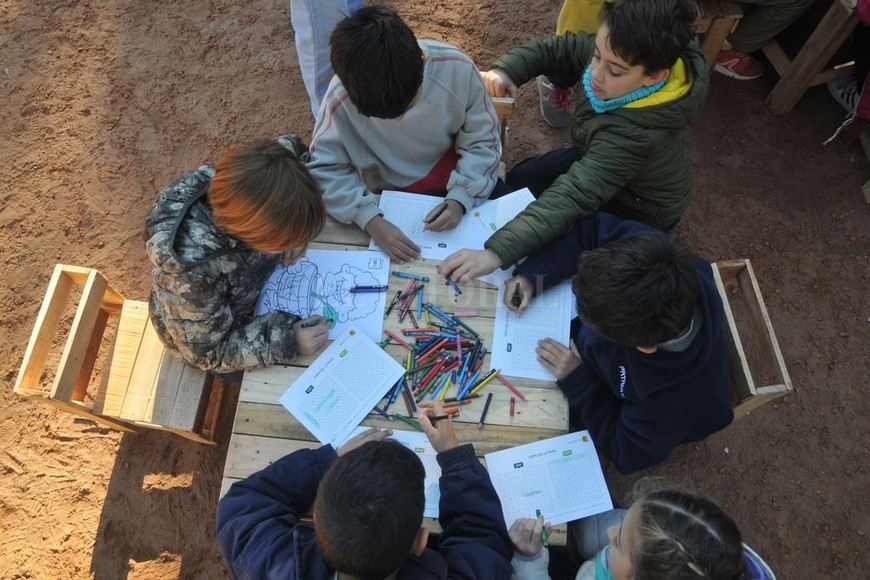ELLITORAL_213299 | Flavio Raina Juegos didácticos. En el interior de la plaza Constituyentes se habían dispuesto mesas con juegos didácticos para colorear, dibujar, leer y completar sopas de letras.