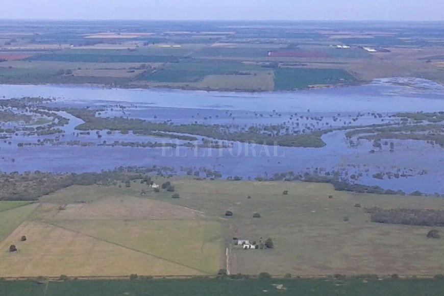 ELLITORAL_173731 |  Gentileza Prensa de la Provincia La acumulación de la masa de agua satura esteros y lagunas. Los campos se ecuentran con 20 cm. de agua en superficie.