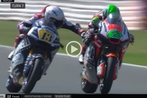 Captura digital Momento en el que Fenati toca el freno de la moto de Manzi.