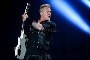 EFE El guitarrista y cantante James Hetfield, durante el contundente show de dos horas y cuarto en la edición brasileña del festival itinerante creado por Perry Farrell.