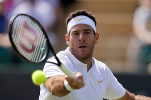 ELLITORAL_216435 |  DPA Argentine tennis player Juan Martin del Potro returns to France's Benoit Paire during their men's singles round of 32 match on day six of the Wimbledon Championships at the All England Lawn Tennis and Croquet Club in London, England, 07 July 2018. Photo: John Walton/PA Wire/dpa
