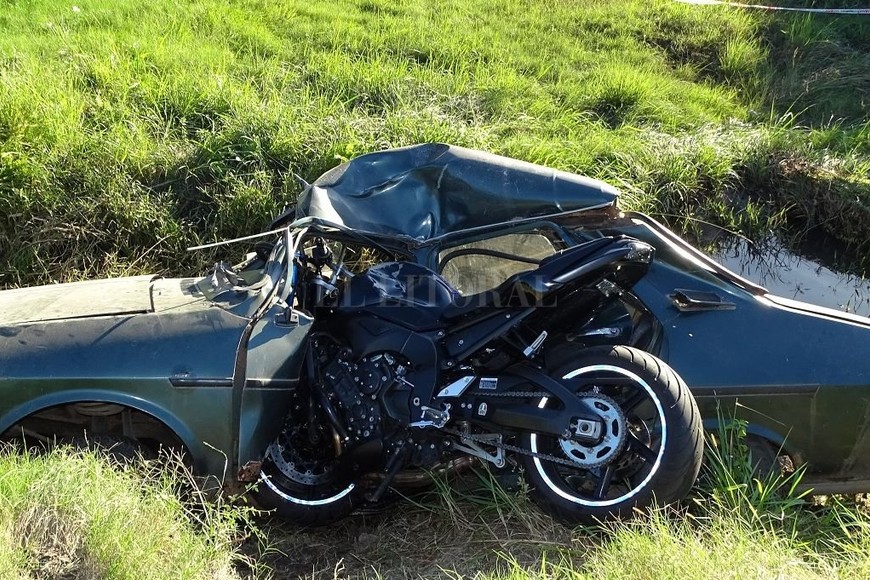 ELLITORAL_211619 |  Gustavo Capeletti La moto quedó incrustada en el Renault 12.
