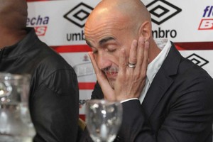 ELLITORAL_195186 |  Manuel Fabatía Se la ve venir. Paolo Montero tiene dos problemas a resolver: uno es inmediato, se trata de vencer a Atlético Tucumán mañana en la semifinal de la Copa Argentina porque de otra manera podría dejar de ser el técnico canalla. El otro llevará más tiempo, pero según él, hay cerca de 2.200.000 razones para tratar de resolverlo.