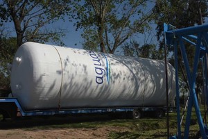 Flavio Raina Listo. El tanque de agua, a punto de ser levantado en su lugar definitivo.