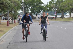 Flavio Raina CADA VEZ MÁS. Impulsada por políticas públicas y por el trabajo de organizaciones que fomentan sus beneficios, la bicicleta gana cada vez más adeptos en la capital provincial.