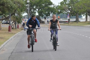 ELLITORAL_204531 |  Flavio Raina CADA VEZ MÁS. Impulsada por políticas públicas y por el trabajo de organizaciones que fomentan sus beneficios, la bicicleta gana cada vez más adeptos en la capital provincial.