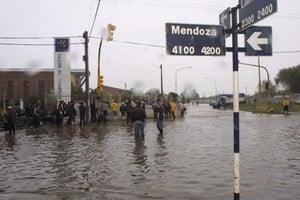 Archivo El Litoral ¡Andate, porque nos tapa! . Eso fue lo que le advirtieron al Negro Castro cuando hombreaba bolsas de arena en el Hospital de Niños. Desde ese 29 de abril nunca más regresó a su hogar.