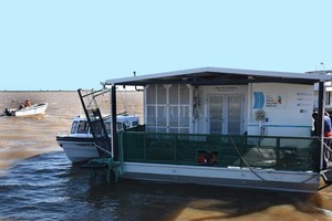 Gobierno Entre Ríos La propuesta educativa a bordo del aula flotante comprende el dictado de un taller de formación profesional sobre mecánica de motores náuticos y motosierra y electricidad, y otro sobre energía renovable (energía solar y eólica).