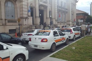 En pie de guerra. Desde hace tiempo los remiseros y taxistas de la zona vienen reclamando mayor seguridad. Aquí se observa la protesta realizada en febrero frente al Ministerio de Seguridad.