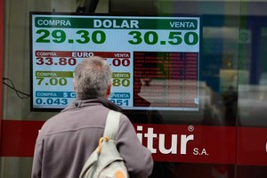 ELLITORAL_219523 |  Clarín En las casas de cambio de Buenos Aires ya se vendía sobre los 30 pesos
