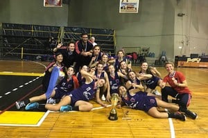 ELLITORAL_215662 |  Gentileza FBPSF Ganadoras. Plantel y cuerpo técnico de Santa Fe que se adjudicó invicto la competencia.