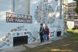 Guillermo Di Salvatore Corazón santafesino. El mural fue armado en el paredón que da contra el hospital, en el espacio verde.