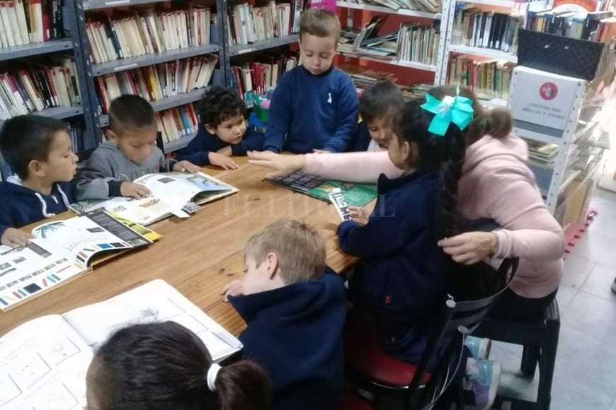 ELLITORAL_255256 |  Archivo El Litoral Popular. La Bayer es visitada por cientos de pibes de Guadalupe y también sale a las plazas y las instituciones del barrio.