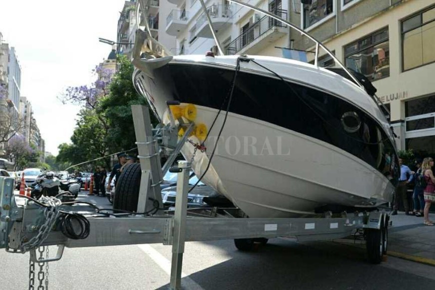 ELLITORAL_195822 | Télam En los operativos se decomisaron un yate, que se encontró en la marina de Nordelta; dos autos, motos de alta cilindrada y hasta una avioneta que fue hallada en el aeropuerto de San Fernando.