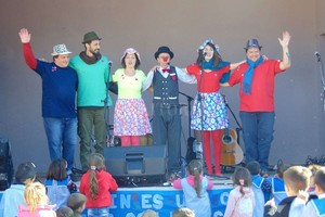 ELLITORAL_216964 |  Gentileza La Gordini Los integrantes de La Gordini junto al payaso  Tuti  Nuñez.