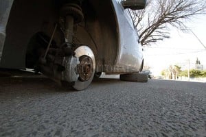 ELLITORAL_251963 |  Mauricio Garín Este miércoles a la madrugada aparecieron dos autos sin alguna de sus ruedas.