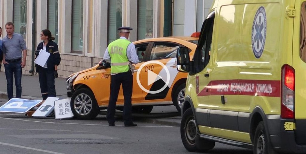 Video: Un taxi atropelló a peatones en la Plaza Roja de Moscú