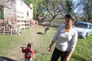 ELLITORAL_182499 |  Guillermo Di Salvatore Al borde. Belén resiste en su hogar, junto a su pareja y otros dos adultos, más dos niños. Tienen el agua en la puerta del fondo.