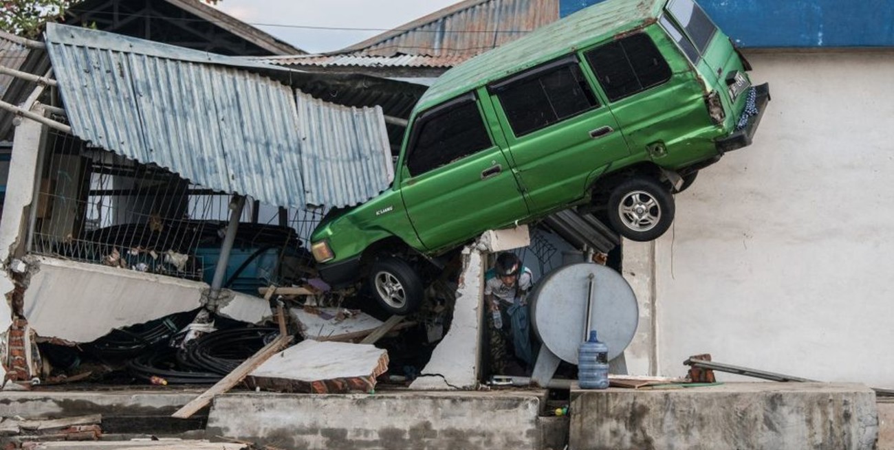 Las imágenes que dejó el paso del tsunami en Indonesia 