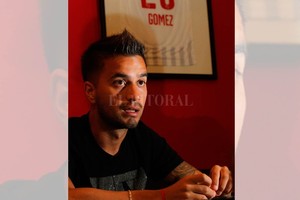 ELLITORAL_199720 |  Mauricio Garín Es lo que pide el DT.  Quiero volantes que jueguen por los dos costados, con buena pegada y llegada a las jugadas de ataque , es el diagnóstico que realizó Madelón a la hora de pedir refuerzos. Está más que claro que  el Droopy  Gómez demostró en Independiente y Quilmes que tiene esas condiciones. Unión está dispuesto a hacer un esfuerzo supremo por ficharlo.