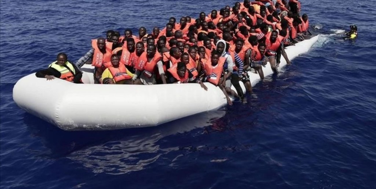 Barco con 600 inmigrantes sigue varado al no poder anclar en Italia 