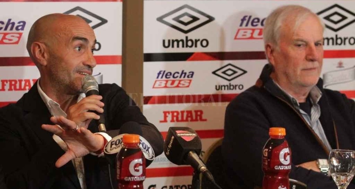 ELLITORAL_214873 | Manuel Fabatía Enemigos íntimos. José Néstor Vignatti y Ronald Paolo Montero en tiempos de romance y amor cuando era presentado como entrenador profesional del Club Atlético Colón. Ahora, después de varios meses en pausa, la Fifa le pone plazo a Colón para que envíe documentos, pruebas y argumentos. Es decir, que desde Zurich decidieron hacer lugar al reclamo sabalero, que estaría valuado en medio palito verde . Pase lo que pase, Montero irá al TAS.