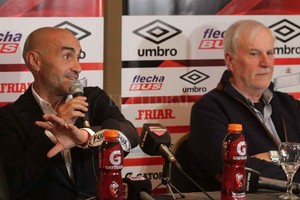 ELLITORAL_214873 |  Manuel Fabatía Enemigos íntimos. José Néstor Vignatti y Ronald Paolo Montero en tiempos de romance y amor cuando era presentado como entrenador profesional del Club Atlético Colón. Ahora, después de varios meses en pausa, la Fifa le pone plazo a Colón para que envíe documentos, pruebas y argumentos. Es decir, que desde Zurich decidieron hacer lugar al reclamo sabalero, que estaría valuado en  medio palito verde . Pase lo que pase, Montero irá al TAS.