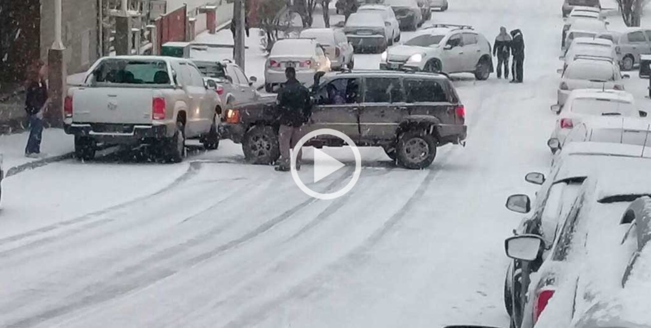 Video: por la nieve, vehículos patinan en las calles de Bariloche