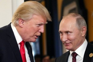 ELLITORAL_208320 |  Internet Danang, 2017. november 11.
Donald Trump amerikai elnök (b) és Vlagyimir Putyin orosz elnök beszélget az Ázsiai és Csendes-óceáni Gazdasági Együttmûködés (APEC) szervezete 25. csúcstalálkozóján a vietnami Danangban 2017. november 11-én. (MTI/EPA/Szputnyik/Kreml/pool/Mihail Klimenyev)