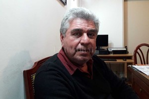 ELLITORAL_191587 |  El Litoral Un presidente que espera. Luis Acosta es el presidente de San Lorenzo de Tostado y recibió a El Litoral en la oficina del senador Raúl Gramajo, quien ocupaba el máximo cargo en el club cuando el jugador llegó a Colón.  En su momento tuve muchos contactos con Rubén Rossi y el que me ha llamado en estos tiempos es Miguel Robledo , dijo Acosta.