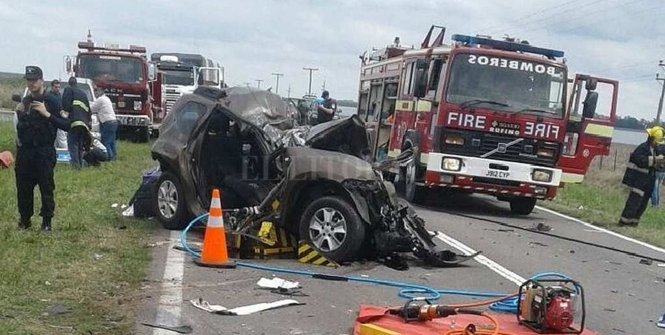 Tres fallecidos y dos heridos graves tras un impactante accidente en la Ruta 33