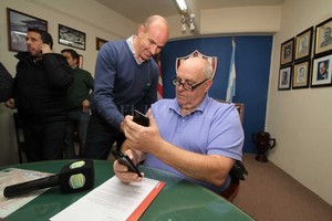 Mauricio Garín Se va uno, queda el otro. Luis Spahn sentado y Edgardo Zin de pie en la sede del Club Atlético Unión.