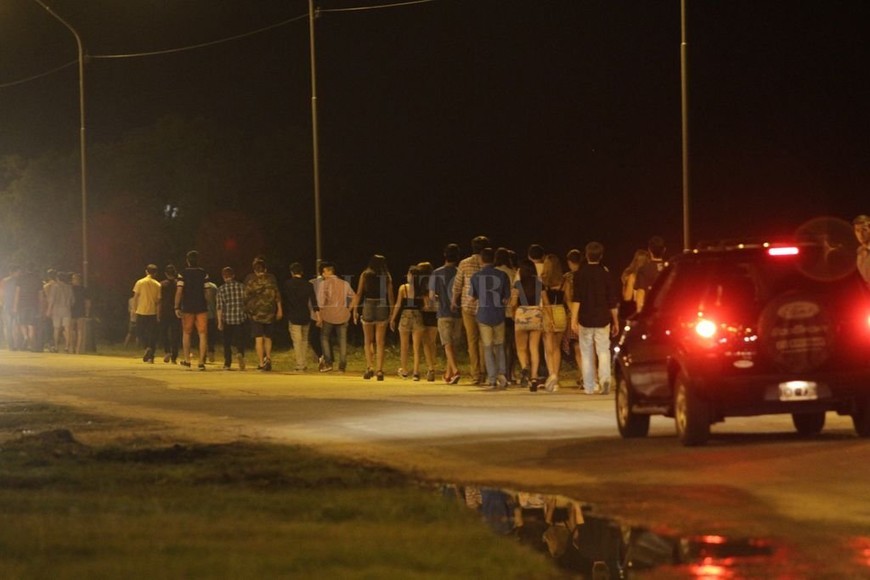 ELLITORAL_218121 |  Mauricio Garín - Archivo Caravana. Cada fin de semana, miles de jóvenes llegan caminando, en auto o transporte público a  Salida 168 , la zona donde se concentran los boliches de la ciudad.