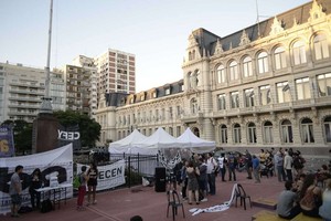 ELLITORAL_148693 |  DyN Ayer se realizó una protesta de los gremios universitarios con la instalación de una carpa frente al Palacio Pizzurno.